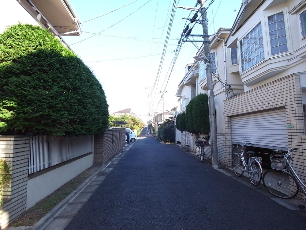 Local photos, including front road. A quiet residential area