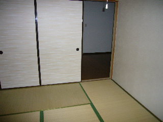 Living and room. Atmosphere of Japanese-style makes me soften the heart. Storage is also pat.