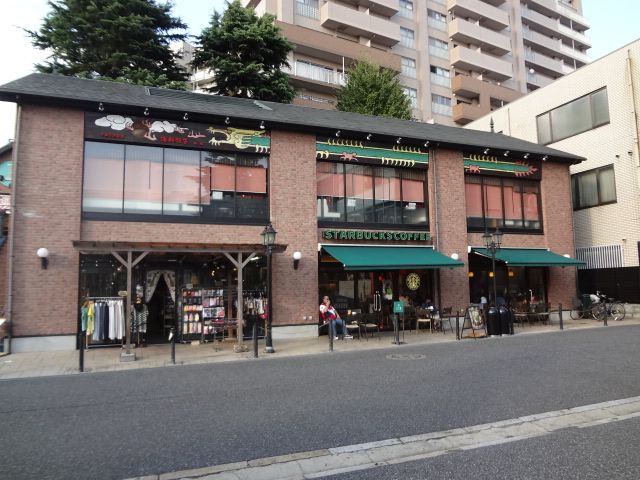 restaurant. 690m to Starbucks (restaurant)