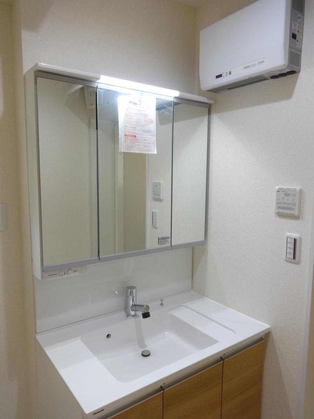 Wash basin, toilet. Indoor (10 May 2013) Shooting