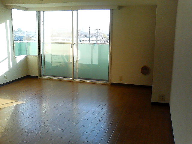 Living and room. Warm sun plug living!