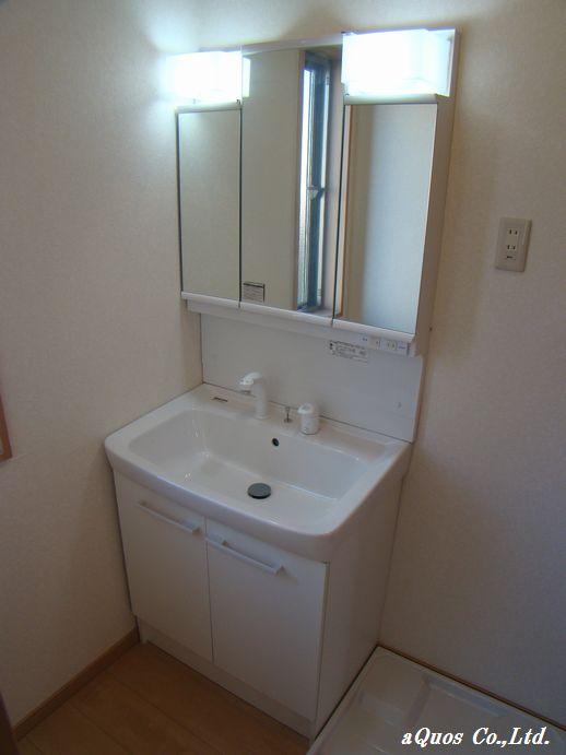 Wash basin, toilet. Indoor (12 May 2013) Shooting