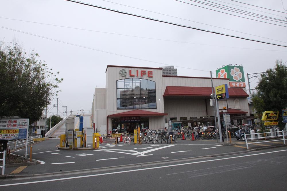 Supermarket. Until Life Shakujii Park shop 619m business hours 9:30 ~ 22:00 (2 floor 21:00) Parking is stop easy to have spacious