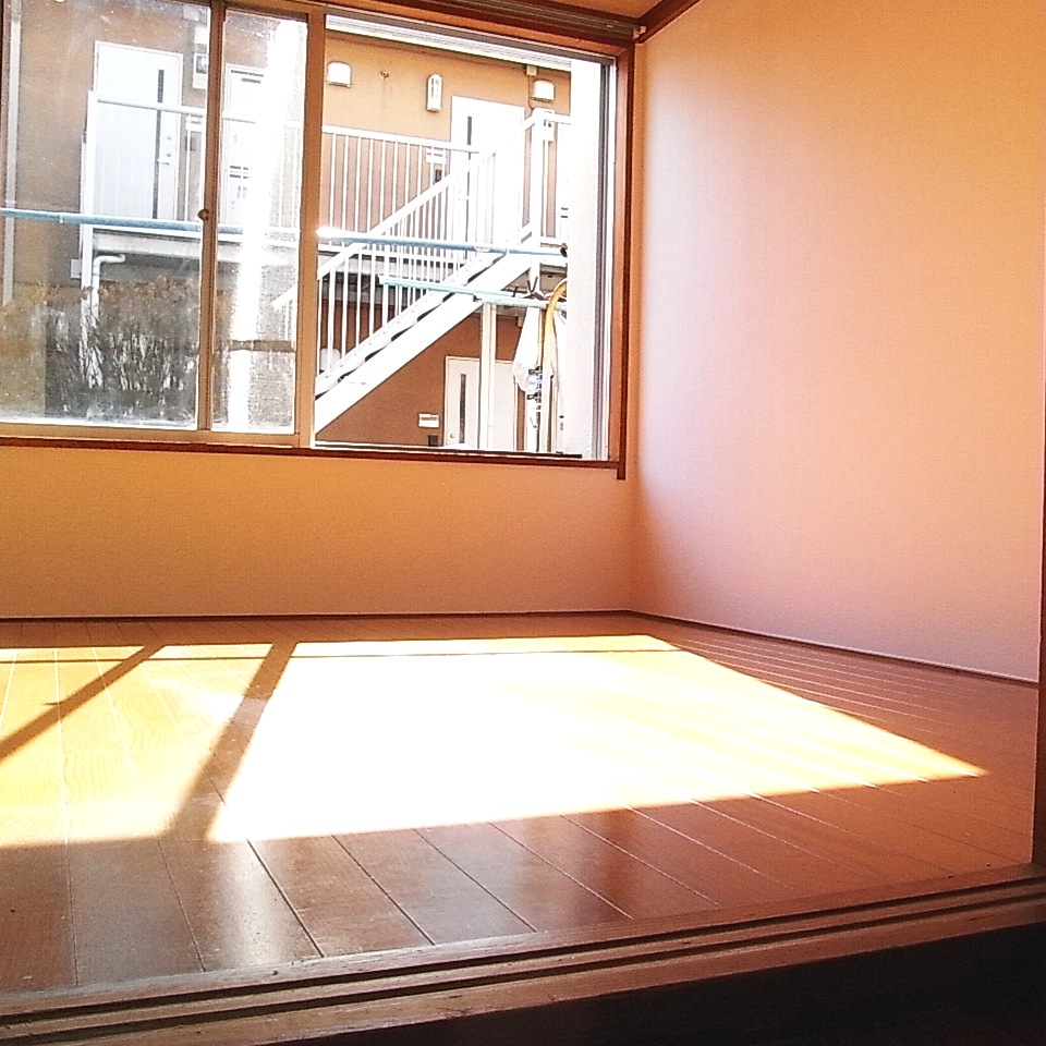 Living and room. Minami 1.5 between the wide sash ・ Sunny, Flooring
