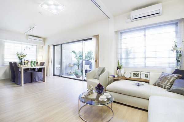 An opening portion is provided on the two surfaces, ventilation ・ Bright living room with excellent lighting ・ dining