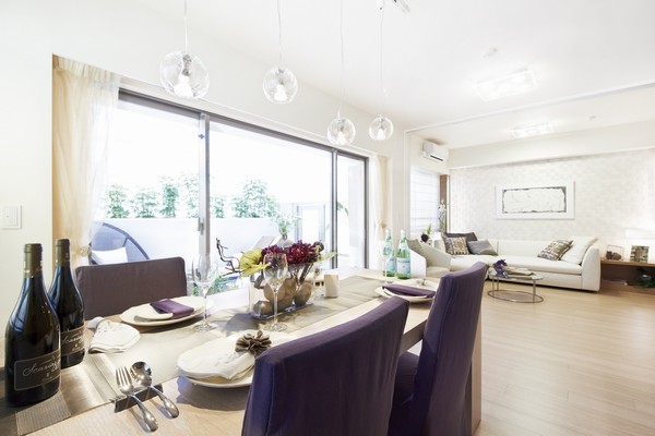 We created a spacious living space full of a feeling of opening Akehanatsu the sliding door