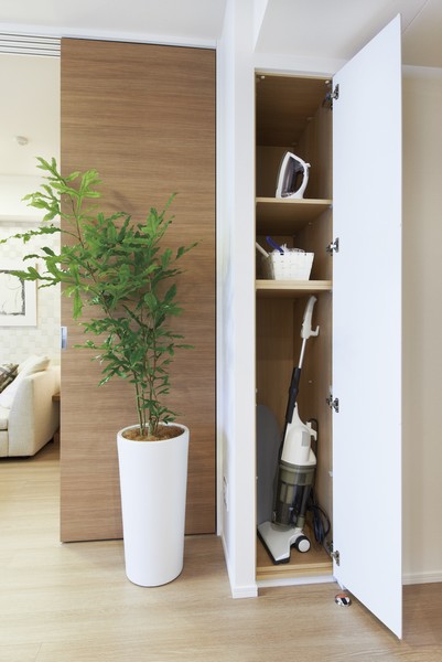 Installed a convenient "things On" can be stored, such as vacuum cleaner frequently used usually in LD