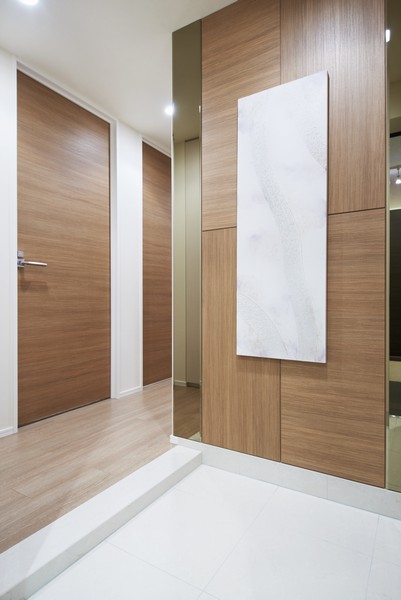 Entrance with a well texture on using natural materials