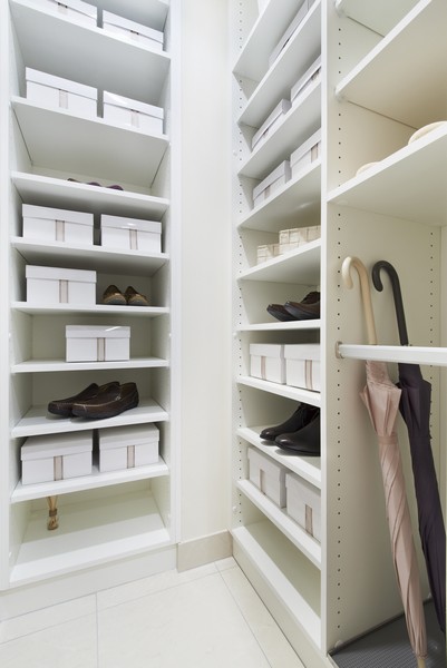 There is the entrance height-to-ceiling, Etc. can store plenty shoes adopt a "shoe-in closet."