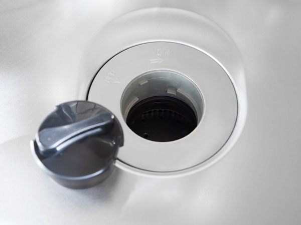 Kitchen.  [Disposer] Garbage was crushed in the sink, Released after treatment to sewage. Hygienically keep the kitchen eliminates the need to throw away the garbage.