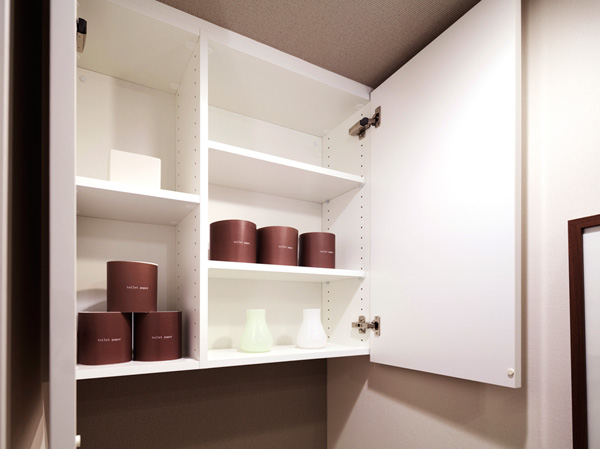 Toilet.  [Hanging cupboard] Established the definitive hanging cupboard and cleaning equipment and sanitary supplies and organized clean the toilet top space.