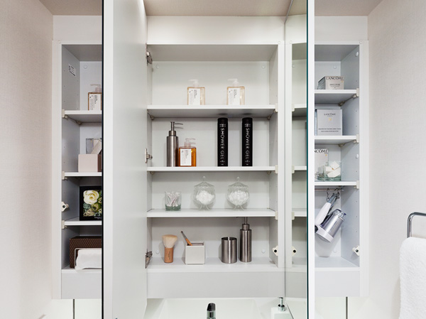Bathing-wash room.  [Three-sided mirror back storage] The back of the three-sided mirror, Storage space that can organize the items that bits and pieces were such as cosmetic and hygiene products. Installing a hook on the inside of the door. Even drier trouble to pick up location if there is such as code, Neat storage.
