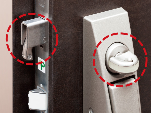 Security.  [Entrance door sickle dead bolt / Crime prevention thumb turn] Adopt a sickle dead bolts that make it difficult to pry such as by bar. In order to prevent the invasion by such illegal thumb once using such tools, Adopted a crime prevention thumb.