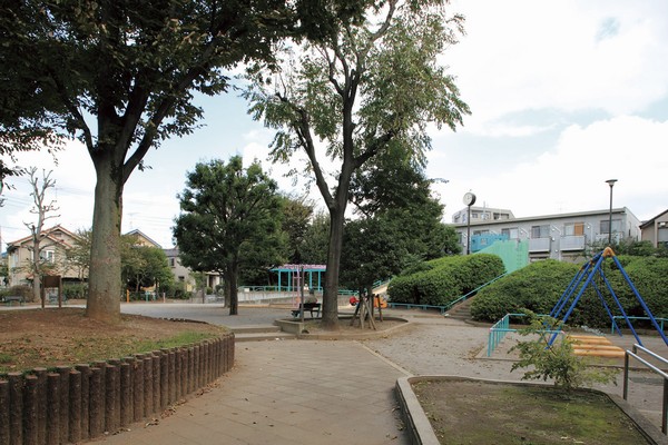 Building structure. Nukui park (a 4-minute walk) children of the secret base, Green castle is the mark.