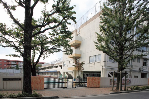 Building structure. The distance of the peace of mind in Nerima third elementary school (8-minute walk) of small children to school.