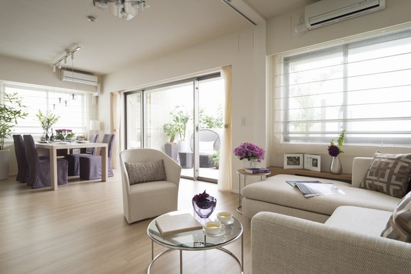 Building structure. South-facing bright living ・ dining. Soft sunshine will pours plenty from Haisasshi there until the ceiling near.