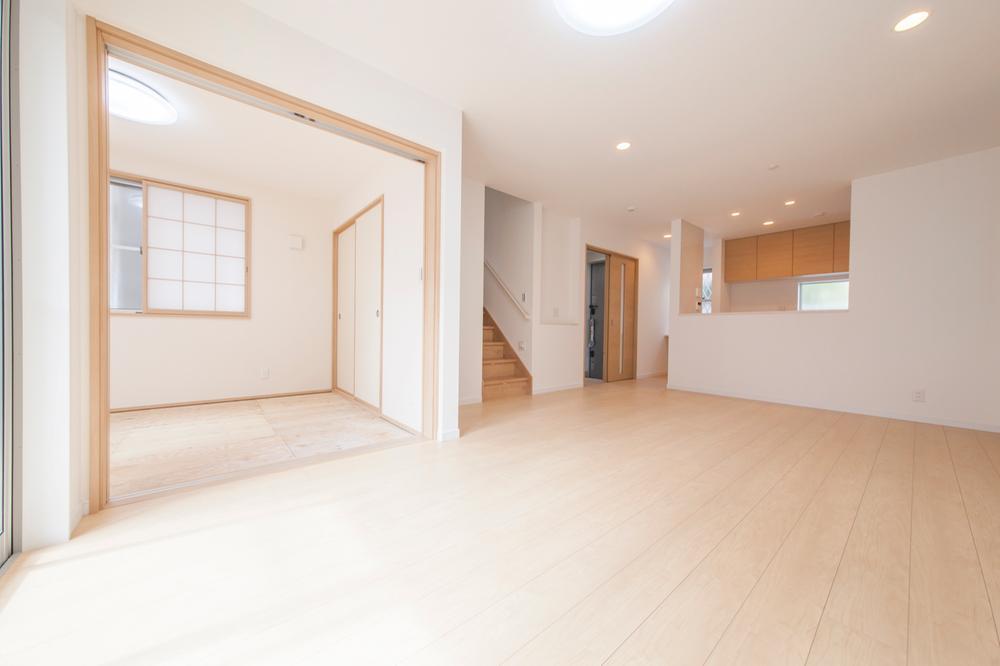 Living. It is also equipped with a spacious living room also floor heating. 