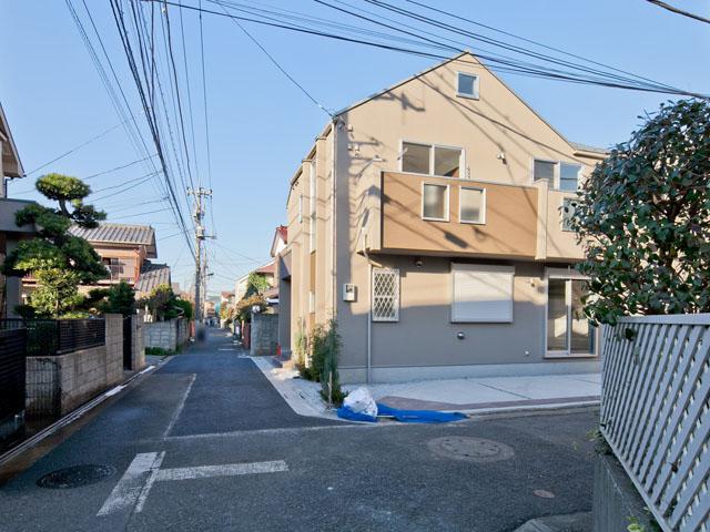 Local photos, including front road. Car Street also less, It is a quiet front road. It is also recommended for those small children come. 