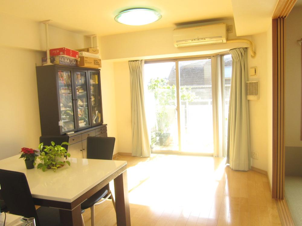 Living. Indoor (12 May 2013) Shooting South-facing bright living dining