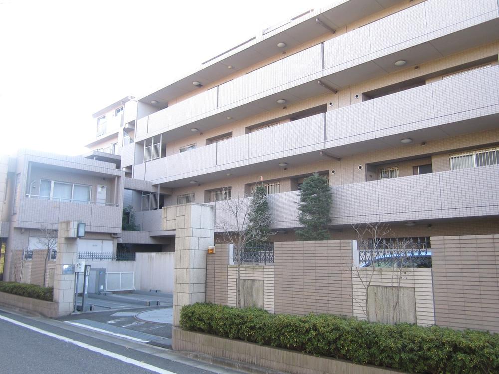 Local appearance photo. Local (12 May 2013) Built appearance in 2004 of shooting tiled