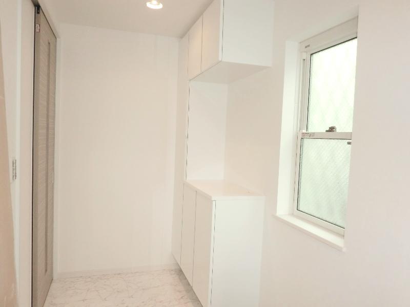 Entrance. Local (11 May 2013) Shooting