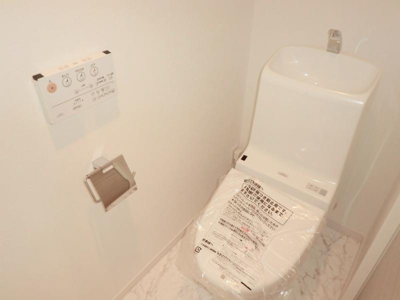 Toilet. Local (11 May 2013) Shooting