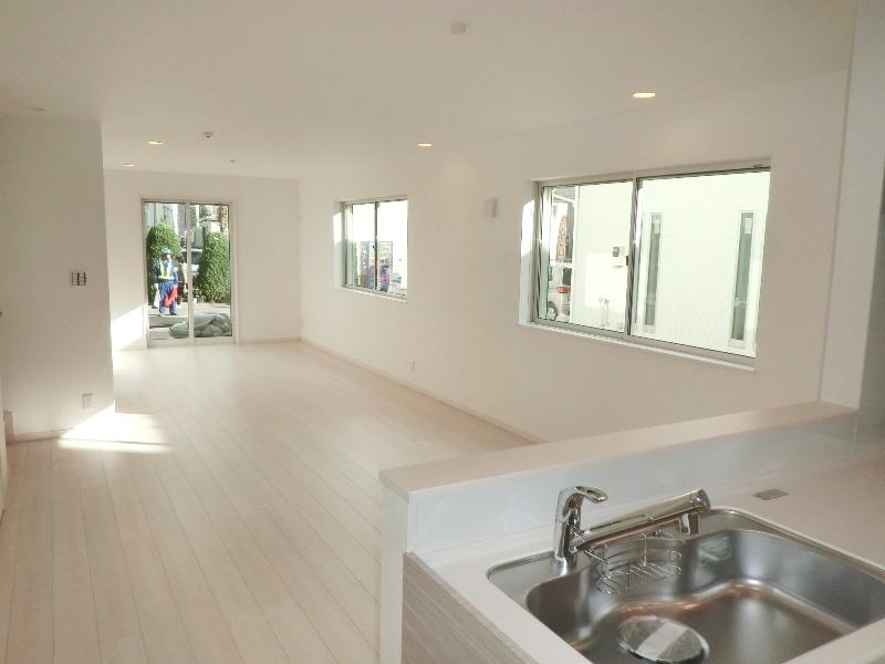 Living. Local (11 May 2013) Shooting