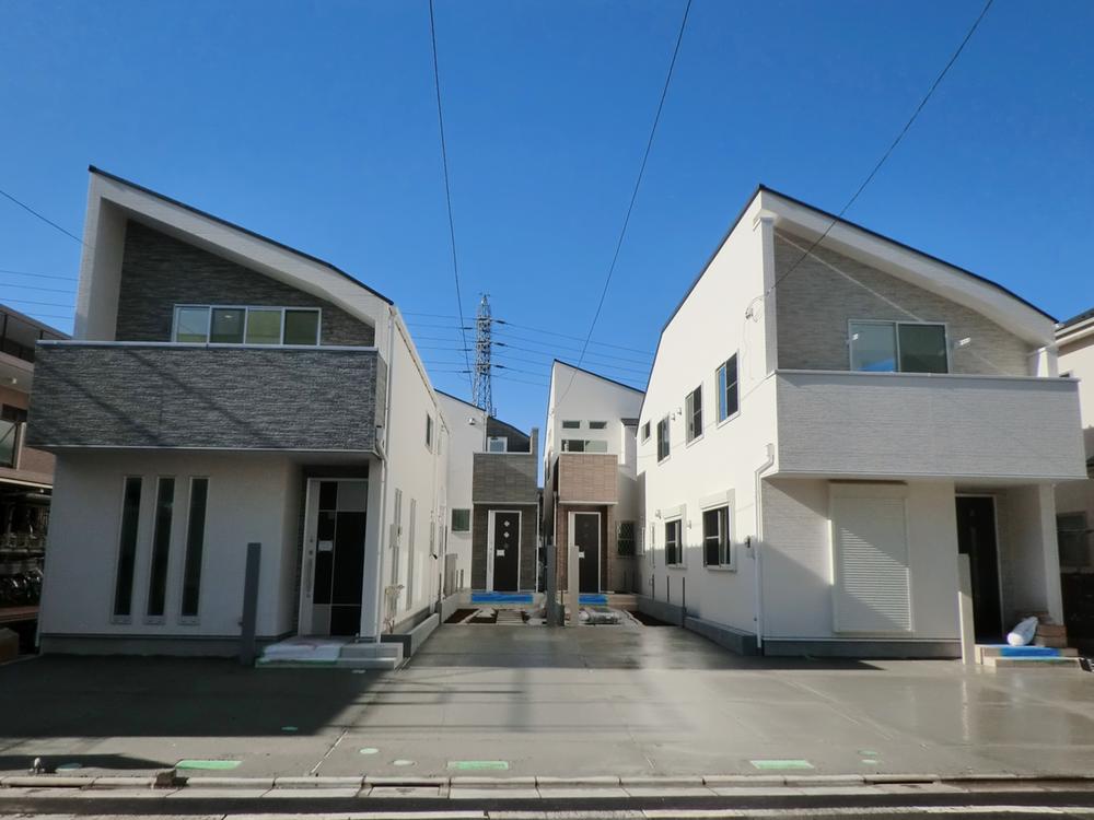 Local photos, including front road. Local (12 May 2013) shooting local appearance is a picture. All building scaffolding was out. 4 buildings all two car space, It has secured more than quires LDK20.