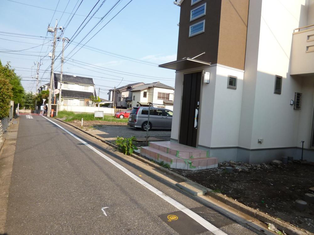 Local photos, including front road. North on public roads