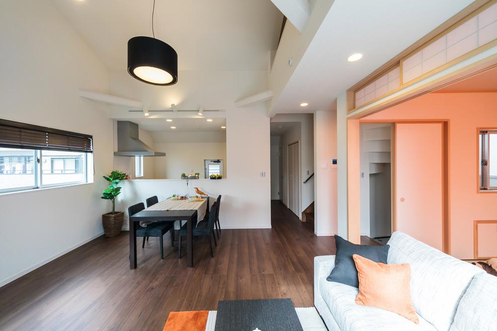 Same specifications photos (Other introspection). Atrium of the ceiling height of 2.5m! Full flat face-to-face kitchen