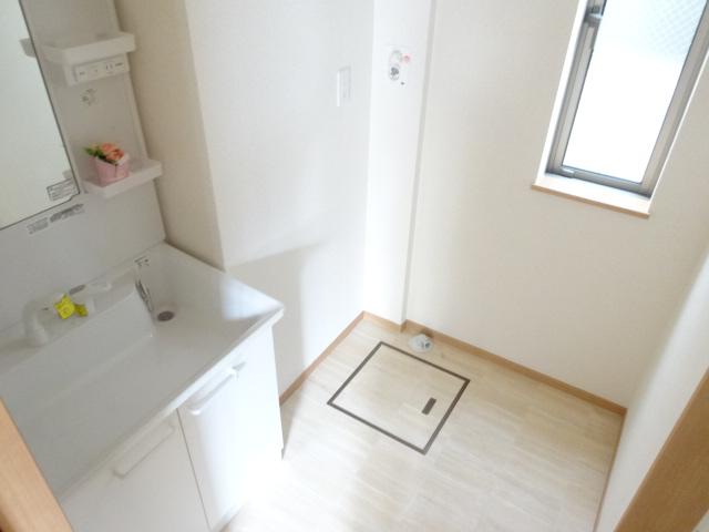 Wash basin, toilet. 1 Building vanity