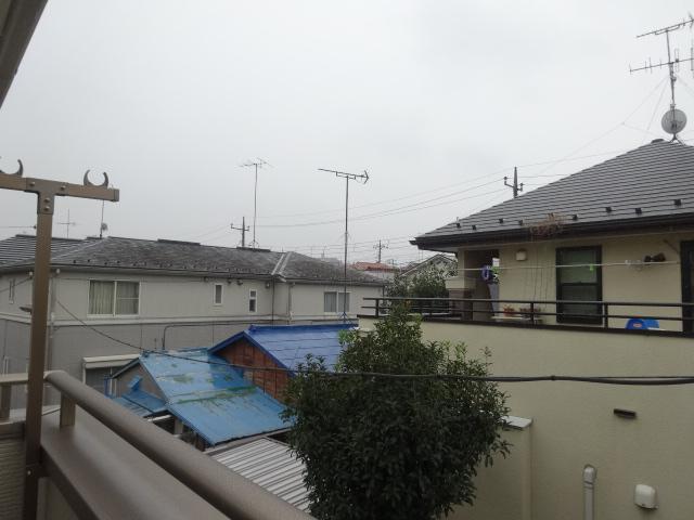 View photos from the dwelling unit. 1 Building view from the balcony (10 May 2013) Shooting