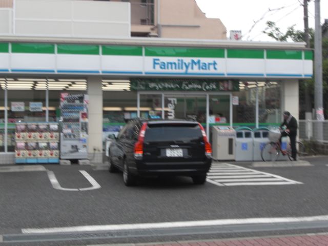 Convenience store. Family Mart (convenience store) to 350m