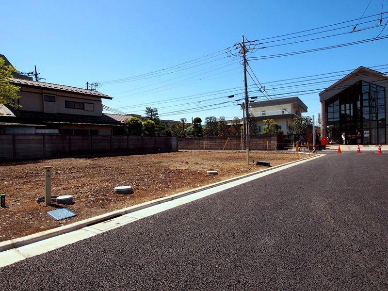 Local photos, including front road. Local photos at vacant lot