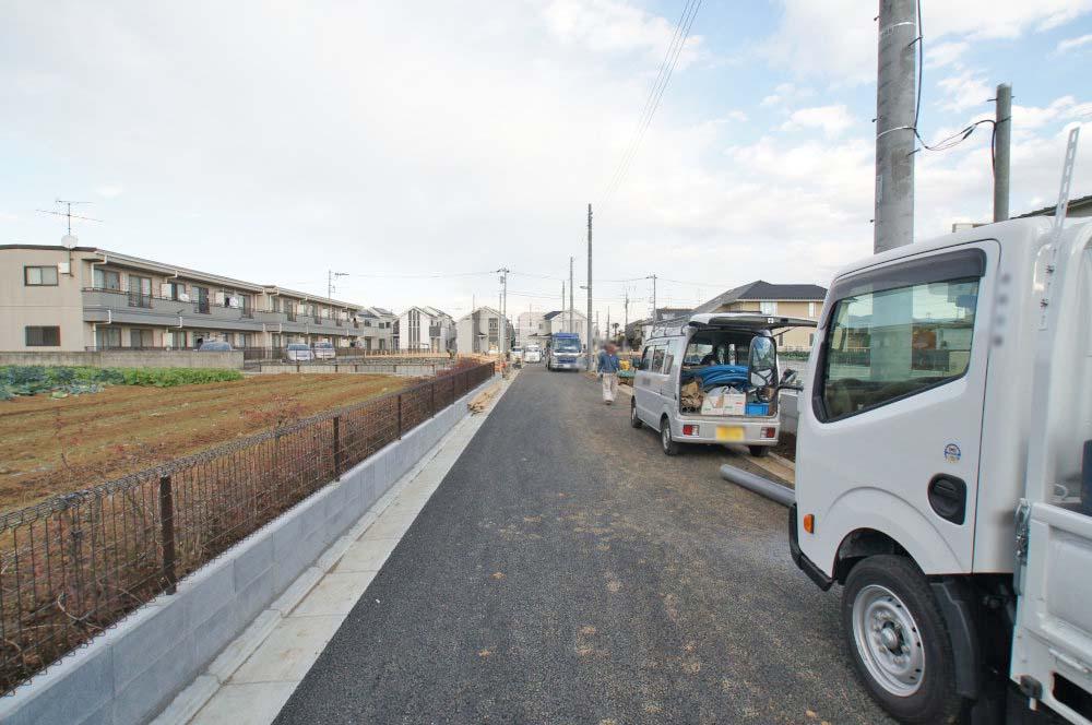 Local photos, including front road. It has become a beautiful subdivision