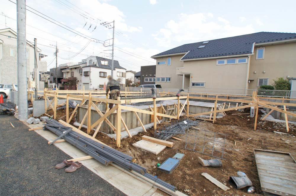 Local appearance photo. The surroundings are calm residential area