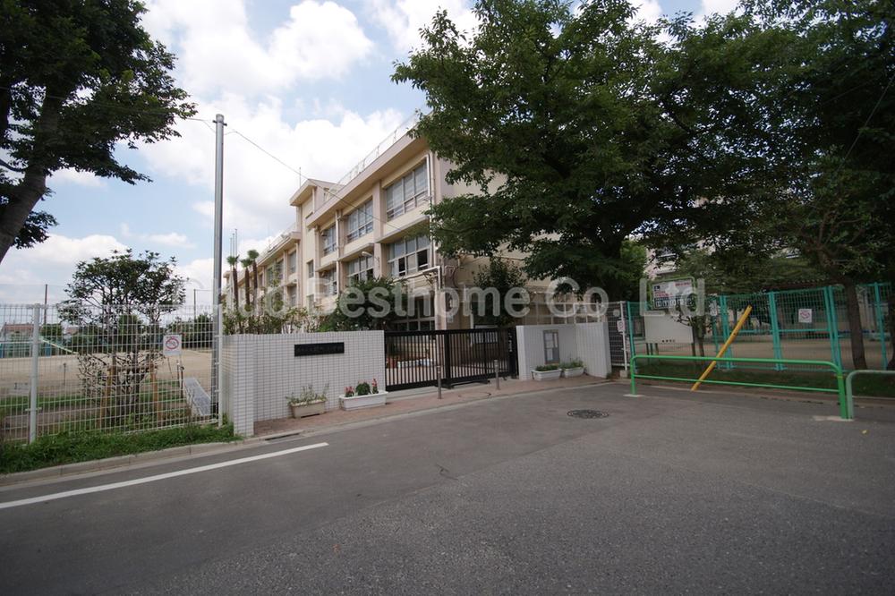 Primary school. 736m to Nerima Tatsuseki cho Elementary School