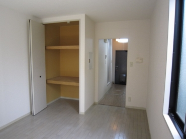 Living and room. Second floor corner room! A bright room