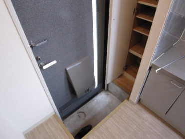 Entrance. The bitter cold is, Shoes BOX (shoebox)