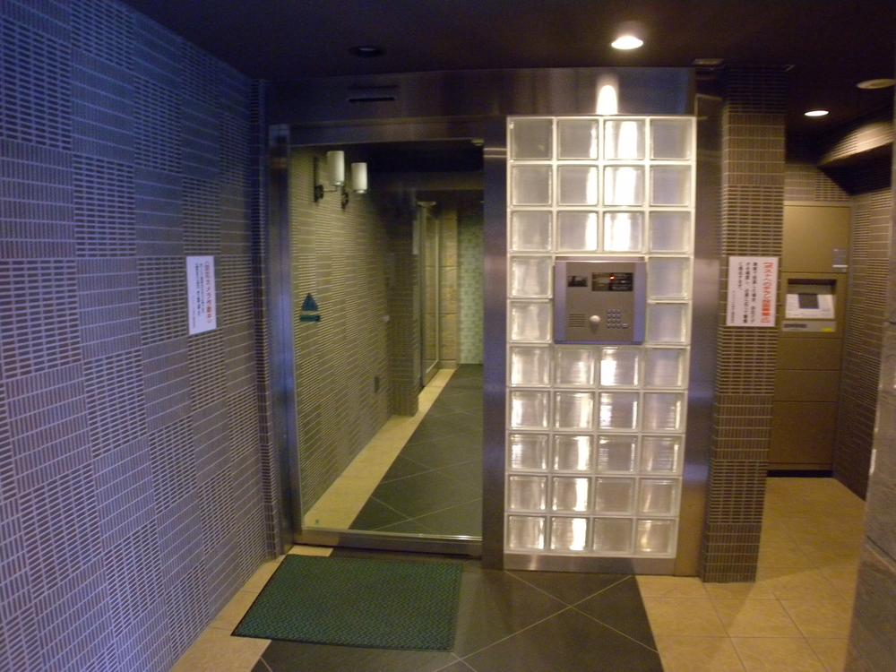 Entrance. Common areas