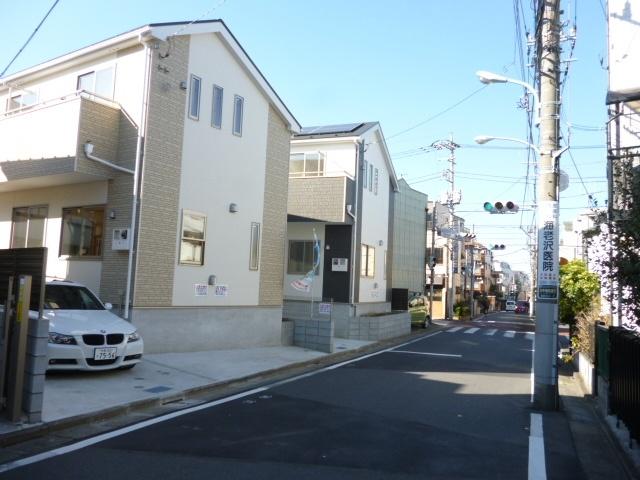 Local photos, including front road. Width 5.8m. 