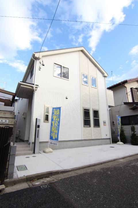 Local appearance photo. Bright house wrapped in plenty of sunlight