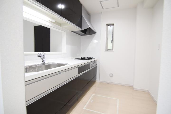 Kitchen. Easy-to-use kitchen 3-burner stove installed!