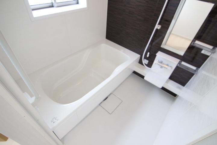 Bathroom. Spacious bathroom in the bathroom having a breadth of 1 tsubo size