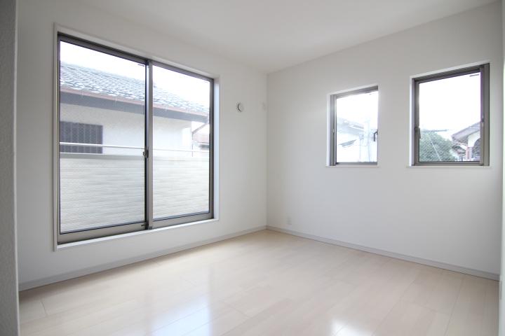 Non-living room. Bright sunshine in the two sides lighting will the rooms open