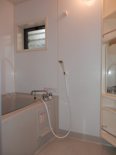 Bath. ◆ There is a window in the bathroom ◆