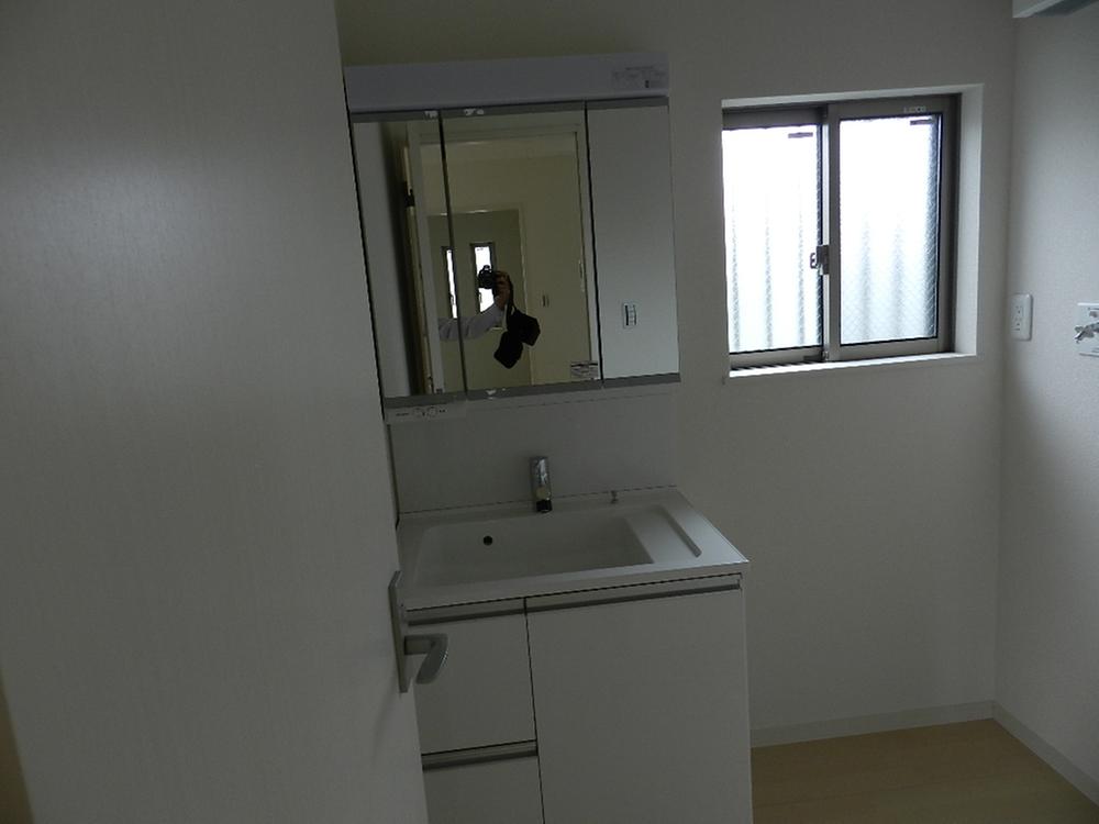 Wash basin, toilet. Same specifications, Shower