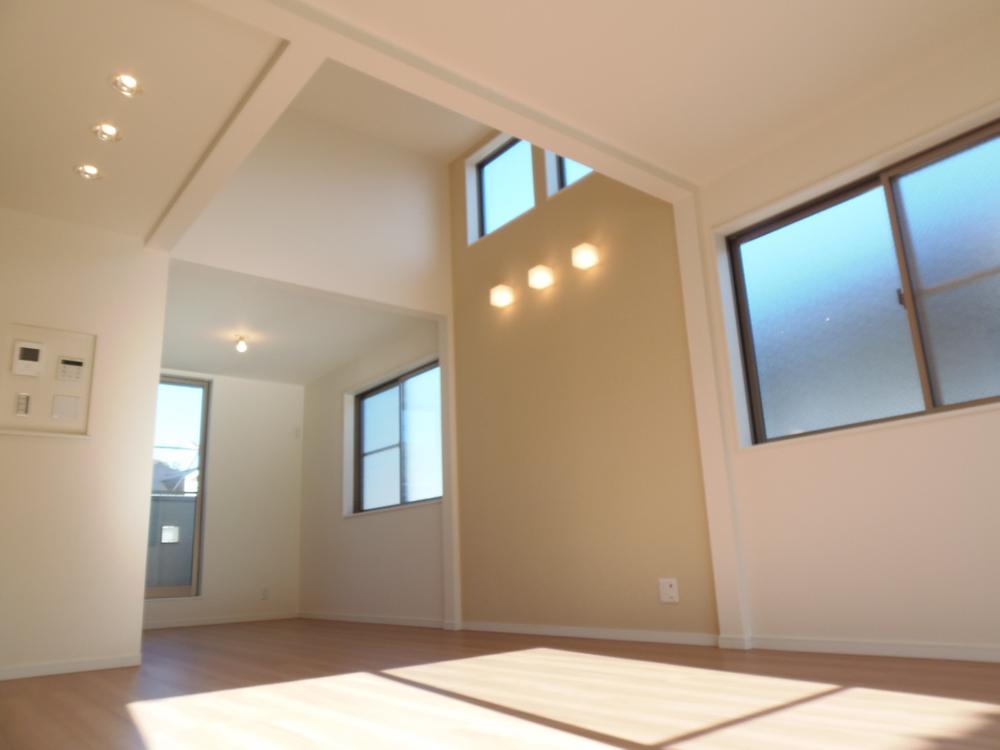 Living. Indoor (12 May 2013) Shooting Or sunlight from the south will give you a good idea of ​​being bathed in the living room? .