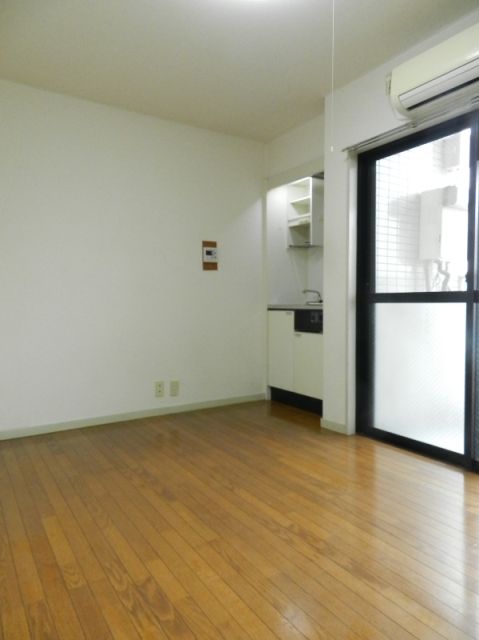 Living and room. 6 Pledge is of 1R ☆