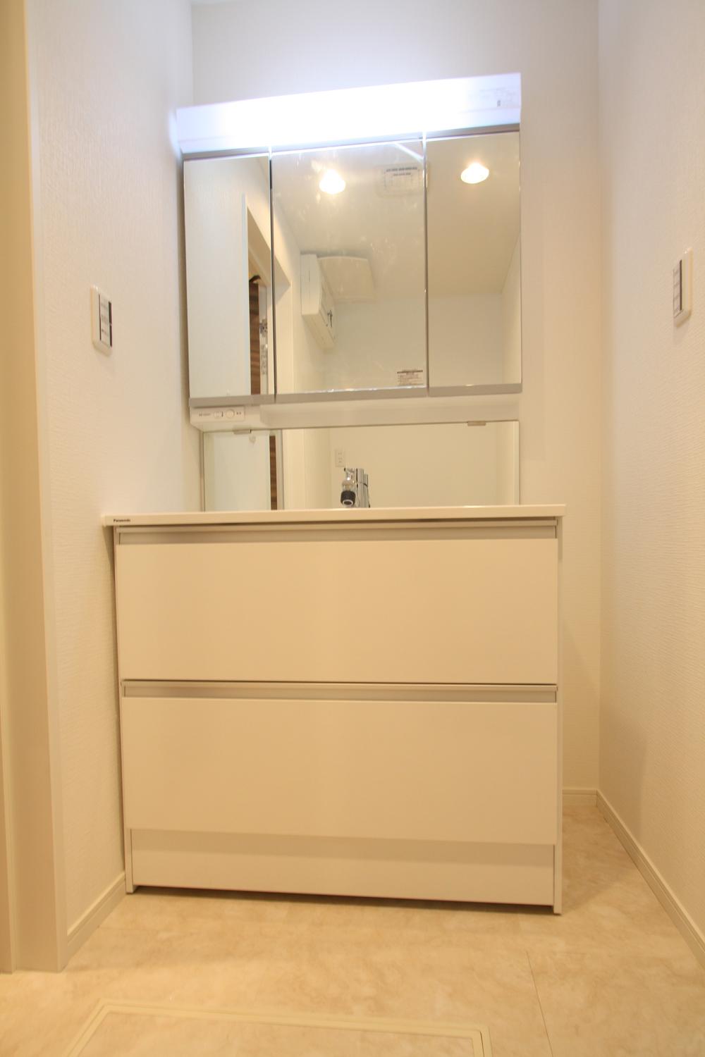 Wash basin, toilet. Local (12 May 2013) Shooting